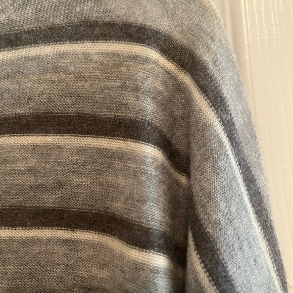Vince Gray Striped Wool Cashmere Blend Lightweight Sweater XS Quiet Luxury - Picture 4 of 8